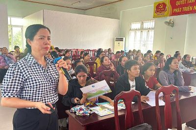 Hơn 80 hội viên, phụ nữ xã Đông Khánh Sơn được tập huấn công tác bảo vệ môi trường