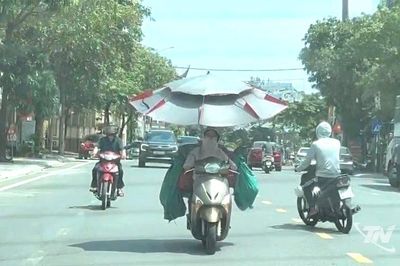 Xe máy gắn ô cỡ lớn: Cần chấn chỉnh dứt điểm