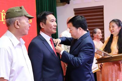 Đồng chí Bùi Văn Lương trao tặng Huy hiệu Đảng tại phường Gia Sàng
