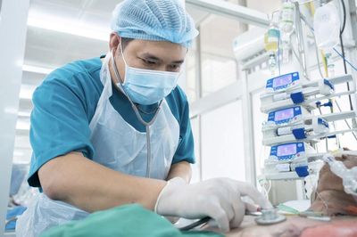 Nạn nhân vụ cháy nhà ở TP.HCM: Người bỏng nặng, người phải thở máy