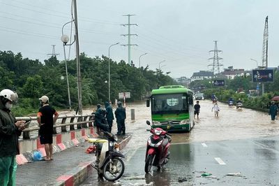 Hà Nội phân luồng tại loạt điểm ngập: Người dân đi thế nào cho thuận tiện?