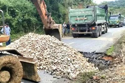 Nghệ An: Khẩn trương thông tuyến các điểm sạt lở, hư hỏng do mưa lũ