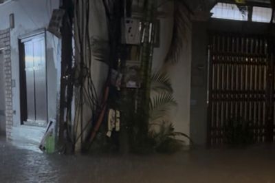 Hà Nội: Ngõ 42 Giang Văn Minh ngập sâu lúc 1 giờ sáng, 7 giờ sáng nước vẫn chưa rút hết