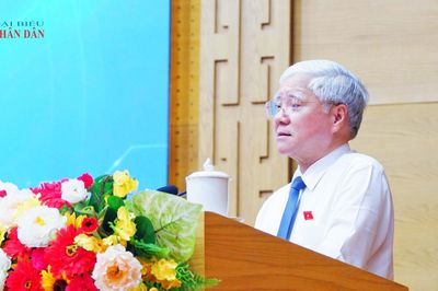 Phó Chủ tịch Thường trực Quốc hội Đỗ Văn Chiến dự Hội nghị chuyển giao Bộ học liệu 'Bình dân học vụ số' cho Thành ủy Đồng Nai
