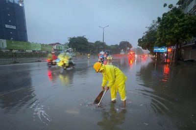 Hà Nội: Nhiều trường đại học chuyển sang học trực tuyến, hoãn thi do mưa lớn