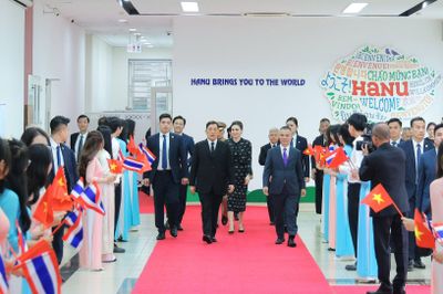 Nhà vua và Hoàng hậu Thái Lan thăm, gặp gỡ giảng viên, sinh viên Trường Đại học Hà Nội
