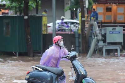 Hà Nội lại ngập úng diện rộng, người dân vật vã di chuyển