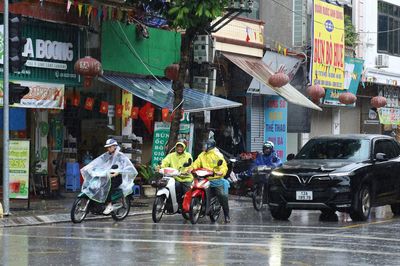 Hà Nội mưa lớn, người dân cần chủ động phương án di chuyển
