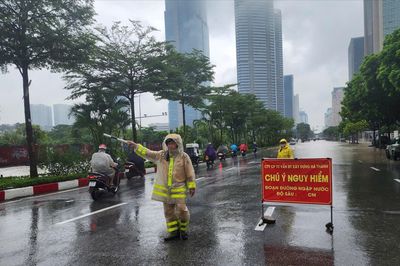 CSGT phân luồng, đảm bảo an toàn giao thông trong mưa