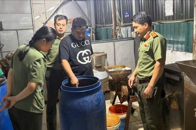Phát hiện gần 4.000 lít tương ớt không rõ nguồn gốc