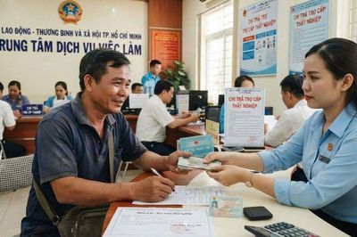 Đang hưởng trợ cấp thất nghiệp rồi đến tuổi nghỉ hưu: Khoản tiền hàng tháng có bị dừng ngay?