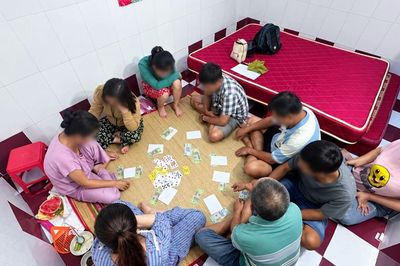 Bắt quả tang 5 'quý bà' làm 'điều mờ ám' với 4 'quý ông' trong phòng ngủ