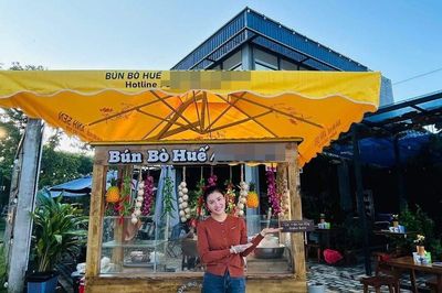 Nữ diễn viên nổi tiếng đi bán bún bò, trực tiếp bưng bê và phục vụ khách