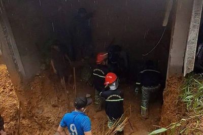 Sạt lở đất vùi lấp 3 người trong một gia đình ở Phú Thọ, hiện trường đau lòng