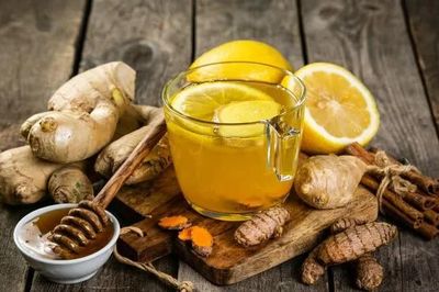 Giao mùa dễ ho, khô rát họng, uống nước chanh gừng mật ong có thực sự hữu ích?