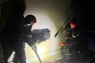 Cảnh sát PCCC phá tường cứu 5 người trong căn nhà cháy lúc rạng sáng ở TPHCM