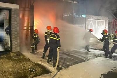 Cháy nhà dân tại Quảng Ngãi lúc rạng sáng, 2 ô tô bị thiêu rụi