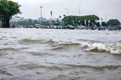 Hà Nội mưa cả đêm không ngớt, loạt tuyến phố ngập úng
