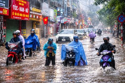 Hà Nội: Người dân bì bõm lội nước đi làm sau trận mưa lớn