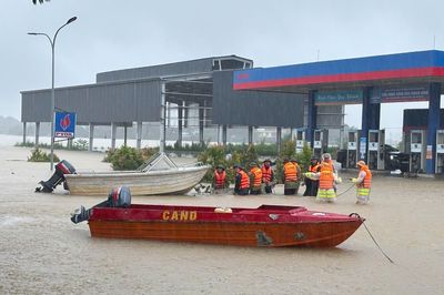 Nước lũ tràn đê uy hiếp hàng nghìn hộ dân, Quốc lộ ở Thanh Hóa nứt toác