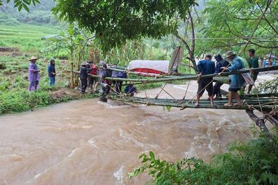 Dựng cầu tạm vượt suối, đưa người quá cố về nơi an nghỉ giữa mưa lũ ở Thanh Hóa