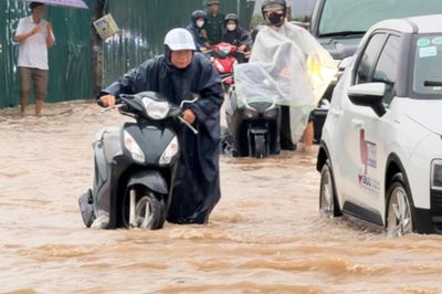Hà Nội cho trường chủ động đổi giờ, hình thức dạy học khi mưa lớn