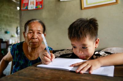 Cậu bé 10 tuổi mắt mờ vẫn đạp xe đi học: 'Con sợ không thấy đường về với ông bà'
