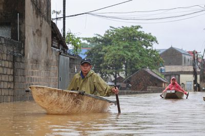 Ngập 3 ngày chưa rút, người dân ngoại thành Hà Nội chèo thuyền đi lại giữa làng