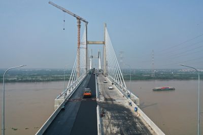 Cầu Phước Khánh nối Đồng Nai - TP.HCM bắt đầu thảm nhựa, tăng tốc về đích