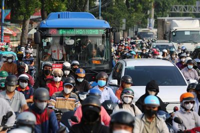 Rào chắn thi công metro, giao thông cửa ngõ sân bay Tân Sơn Nhất thế nào?
