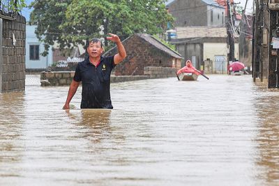 Chuyên gia lý giải đợt mưa trên 400mm gây ngập diện rộng ở Hà Nội