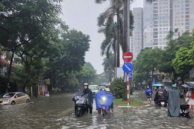 Hà Nội mưa lớn, úng ngập nhiều tuyến phố