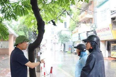 Lãnh đạo phường Từ Liêm trực tiếp kiểm tra, chỉ đạo khắc phục ngập úng