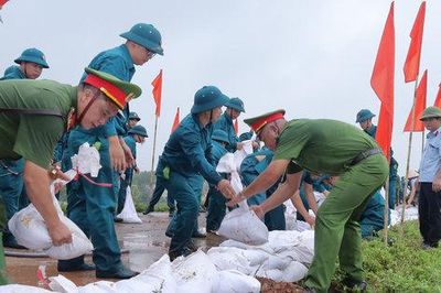 Công an Hà Nội sẵn sàng lực lượng hỗ trợ, bảo đảm an toàn cho người dân trong mưa lũ