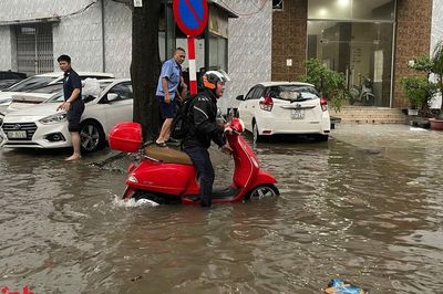 Hà Nội: Hàng loạt tuyến đường biến thành 'sông', người dân chật vật lội nước giờ cao điểm sau trận mưa lớn xuyên đêm