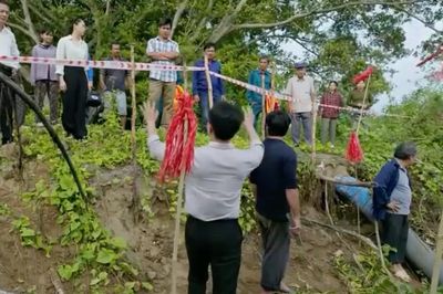 Phát đi báo động nhầm, Chơn bị cả làng trách móc