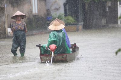 Sông Tích tràn bờ, dân ven đô Hà Nội chèo thuyền mua mì tôm, chăng lưới chắn rác trước nhà