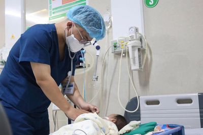 Bé 1 tháng tuổi nhập viện cấp cứu sau khi người lớn nhỏ nhầm axit vào miệng