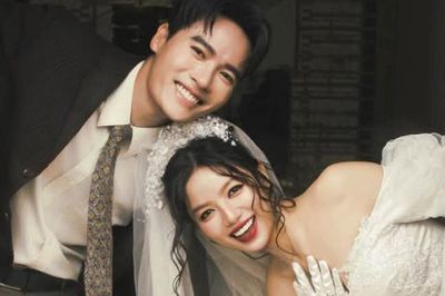 Nữ diễn viên 'Mưa đỏ' mặc váy cưới, danh tính chú rể khiến fan bất ngờ