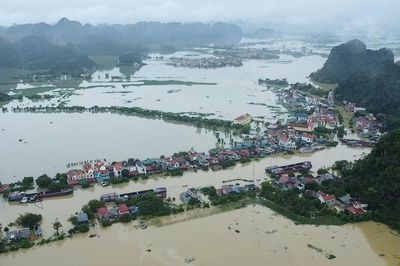 Nước lũ dâng cao, hàng trăm hộ dân ở Ninh Bình chìm trong 'biển' nước