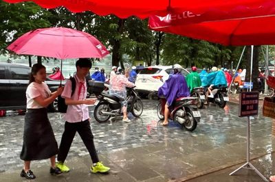 Nhiều trường học ở Hà Nội báo nghỉ, chuyển học trực tuyến do mưa lớn ngập sâu