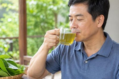 Uống nước vối có làm răng xỉn màu?