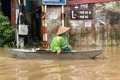 Mưa lớn, nhiều điểm úng ngập, đọng nước, dân Cầu Cốc dùng thuyền di chuyển trên phố
