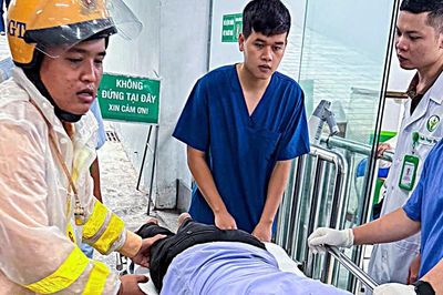 CSGT mở đường đưa người đàn ông bất tỉnh đi cấp cứu giữa trời mưa lớn nước ngập