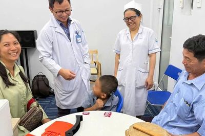 Em bé Campuchia lần đầu nghe thấy âm thanh cuộc sống nhờ bác sĩ Việt Nam