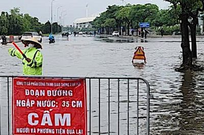 Hà Nội huy động hơn 2.500 người, trên 200 thiết bị hỗ trợ tiêu thoát nước và xử lý điểm úng ngập