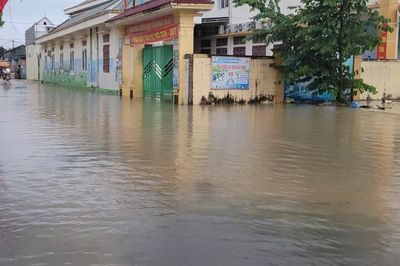 Nước lũ tràn vào phòng học, nhiều học sinh không thể đến trường