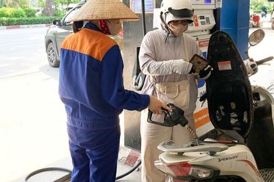 Giá xăng dầu đồng loạt tăng, E10RON95 lên 25.636 đồng/lít