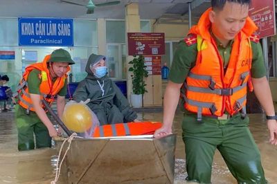 Nước lũ vây bệnh viện, công an dùng thuyền hỗ trợ người bệnh