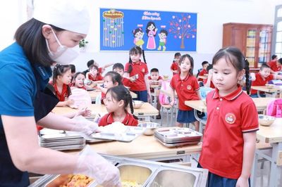 Phụ huynh Hà Nội lo bữa ăn bán trú: Công khai thực đơn vẫn chưa đủ